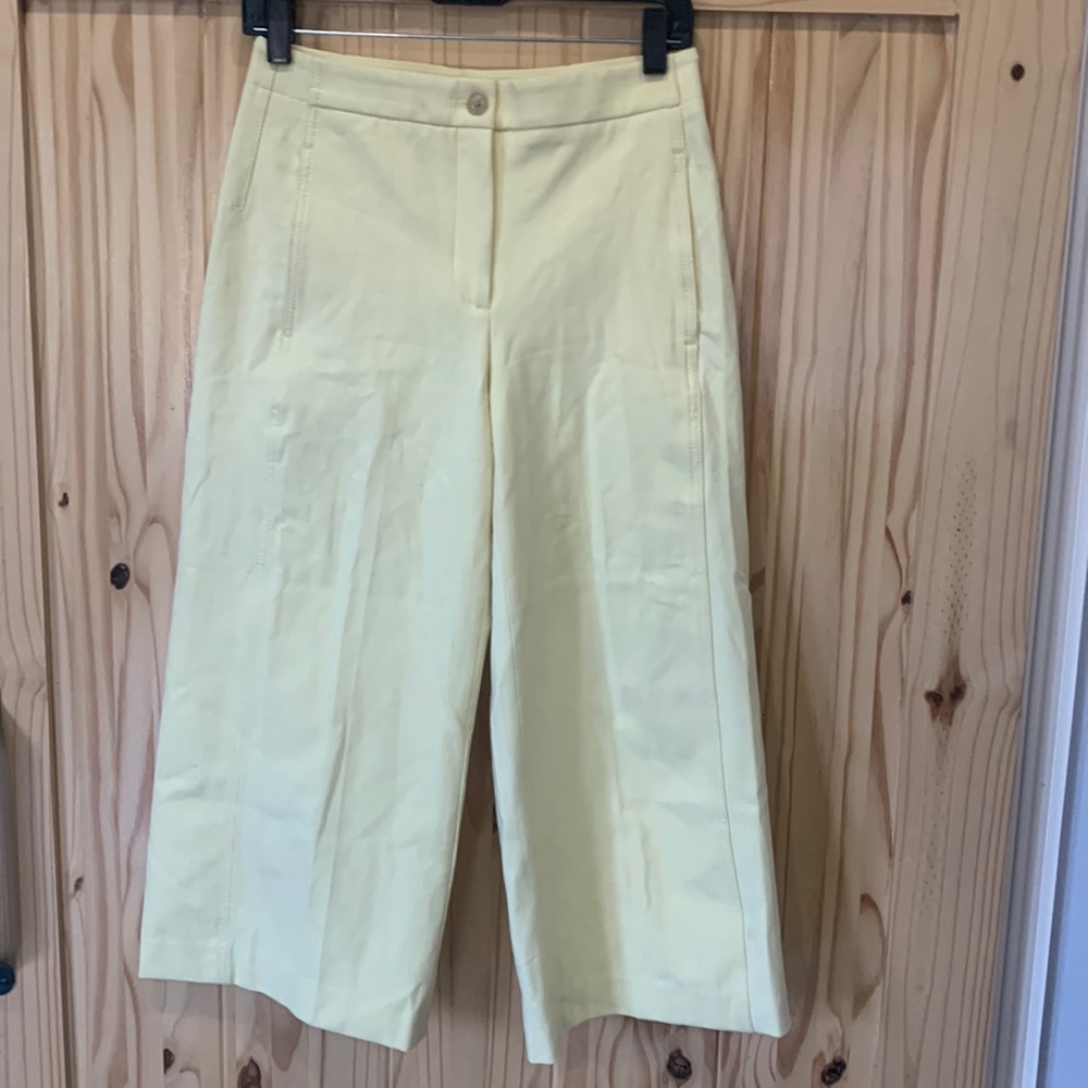 Ann Taylor Yellow Capris. Size 2P (594)